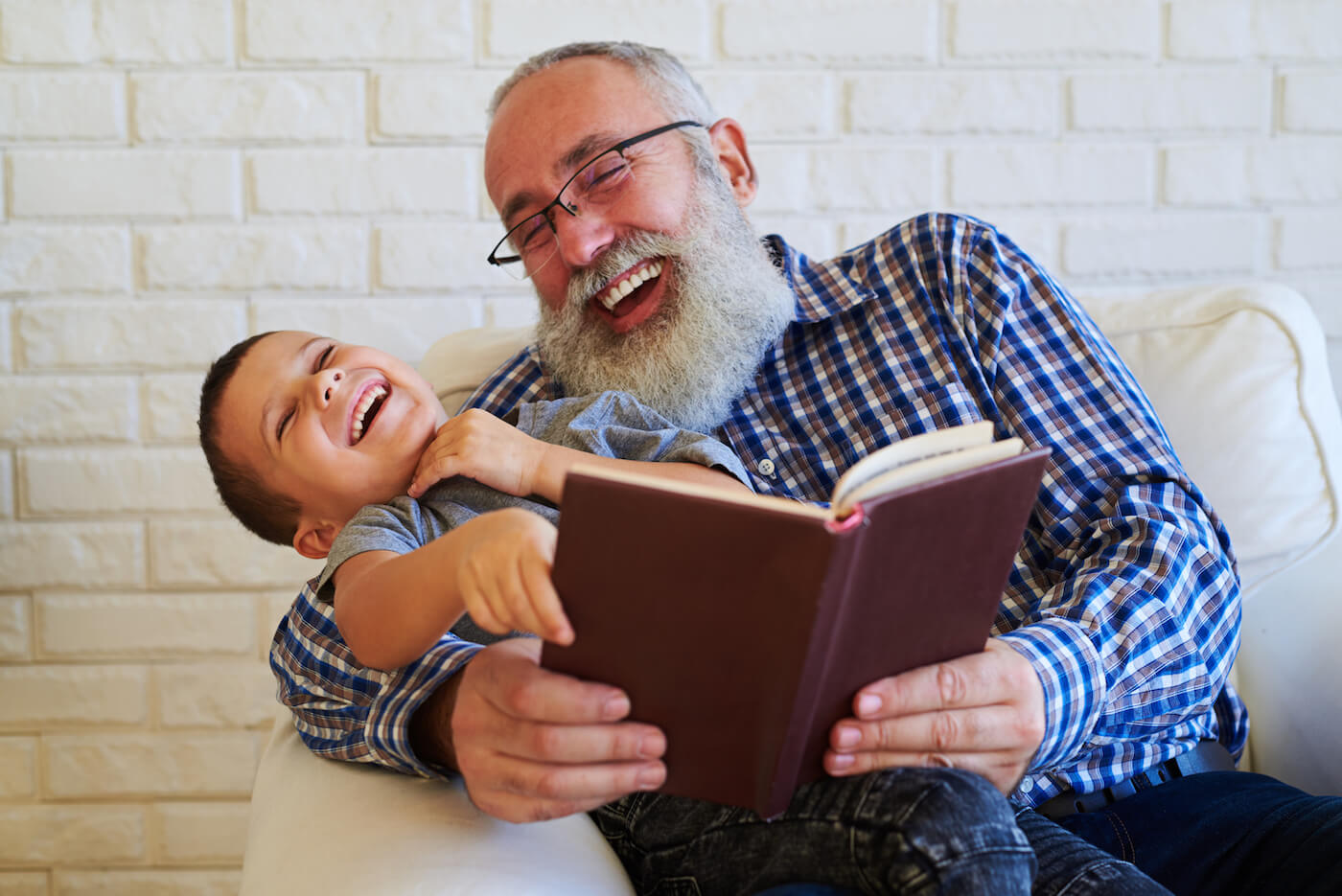 Abuelo sonriente con nieto